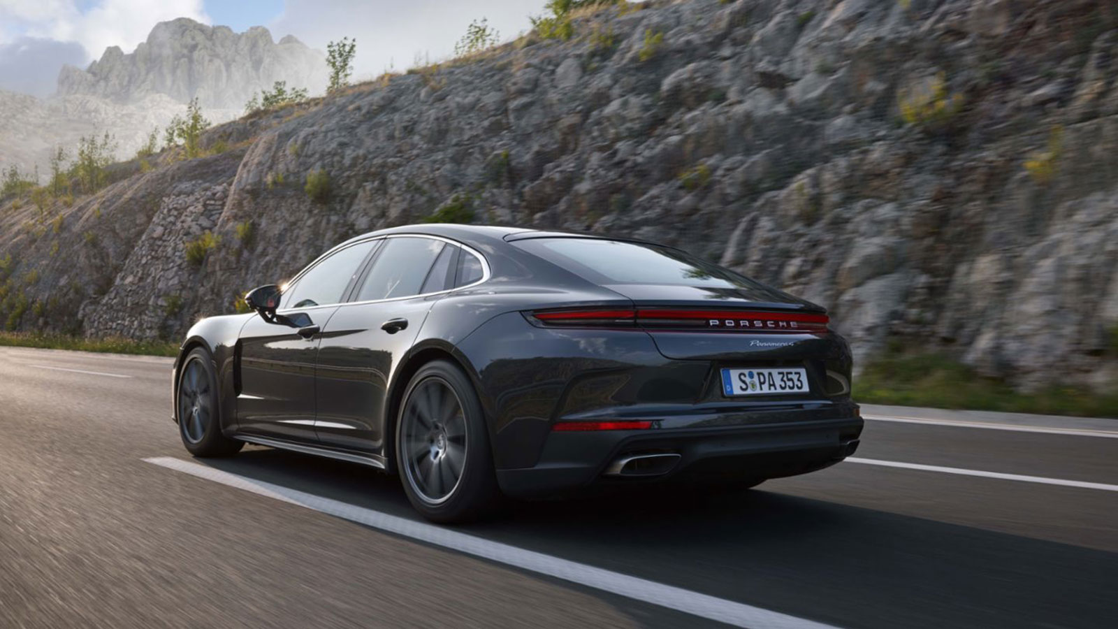 Νέα Porsche Panamera: Ήρθε με τρεις οθόνες και 4 E-Hybrid κινητήρες 